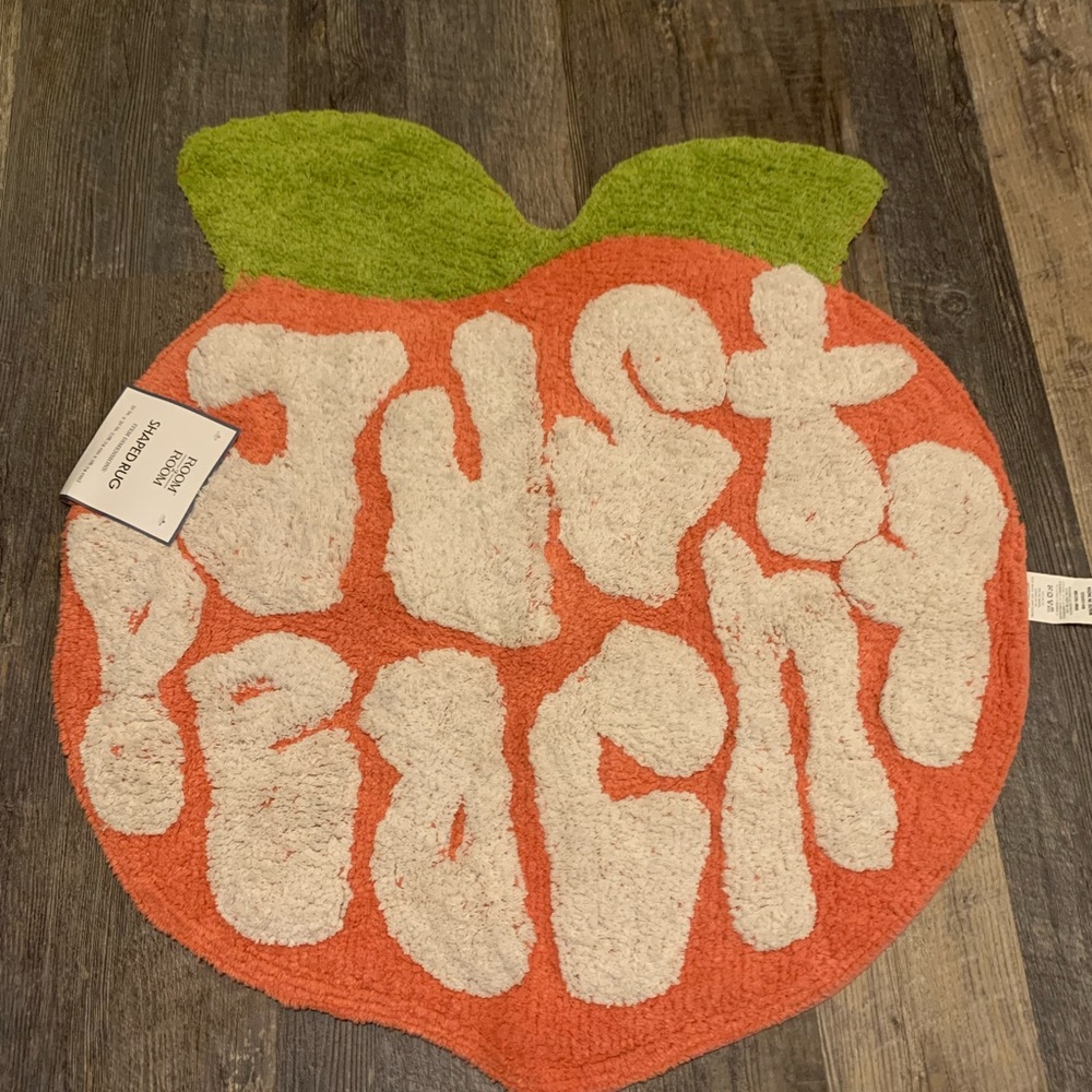 Room 2 Room Peach Shag Shaped Throw Rug "Just Peachy" 31"x31" Any room.
NEW
